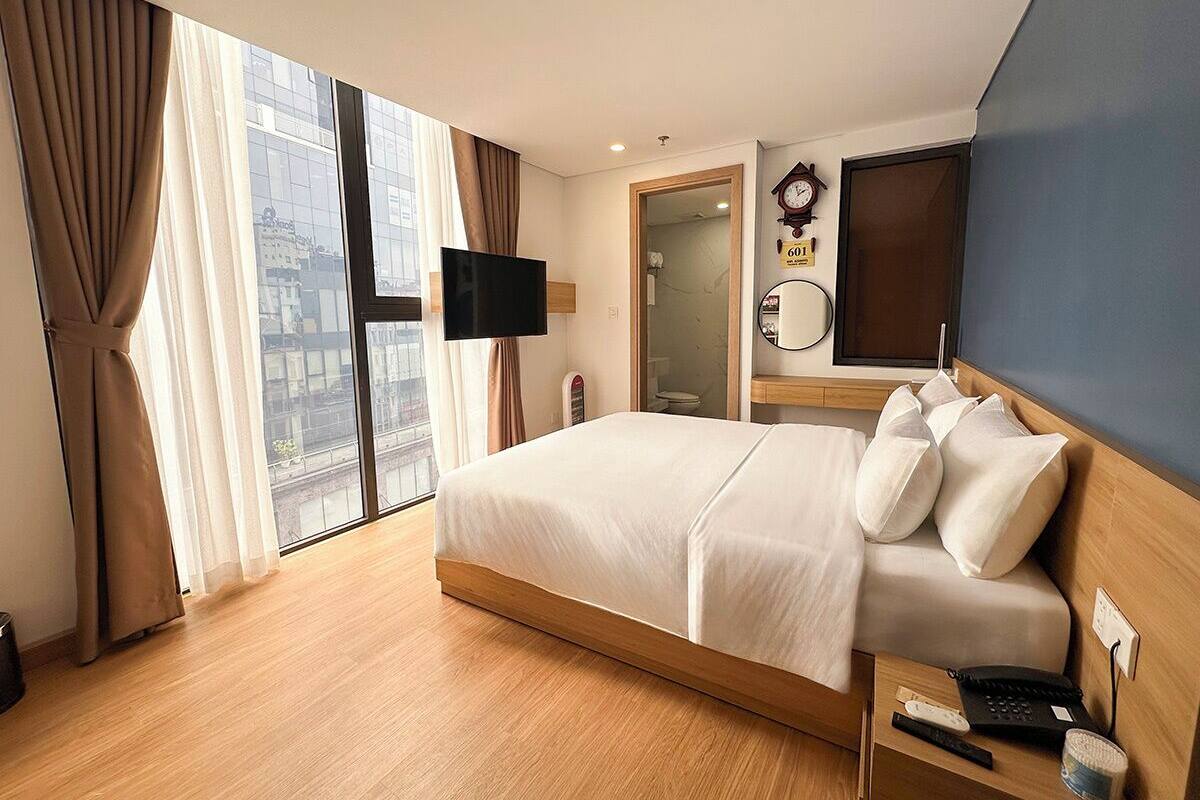 Deluxe Room | Minibar, in-room safe, blackout drapes, iron/ironing board