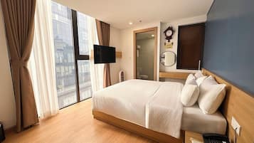 Deluxe Room | Minibar, in-room safe, blackout drapes, iron/ironing board