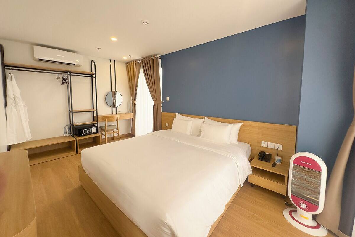 Executive Room | Minibar, in-room safe, blackout drapes, iron/ironing board