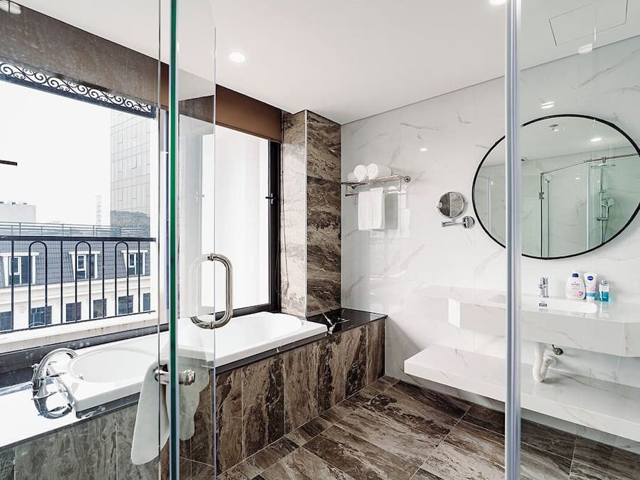 Habitación ejecutiva | Baño | Amenidades de baño gratuitas, secadora de cabello, batas, pantuflas