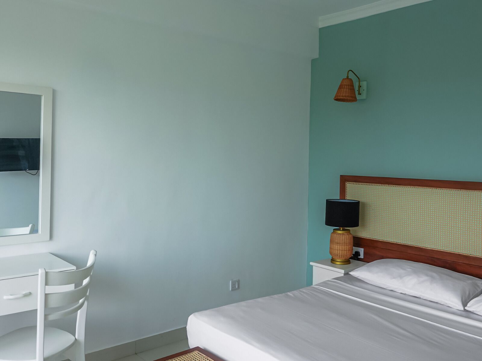 Deluxe Room | In-room safe, desk, iron/ironing board, free WiFi