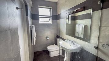 Chambre Deluxe, vue mer | Salle de bain | Douche, serviettes fournies, savon, shampoing