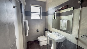 Quarto luxo, vista para o mar | Banheiro | Chuveiro, toalhas de banho, sabonete, shampoo