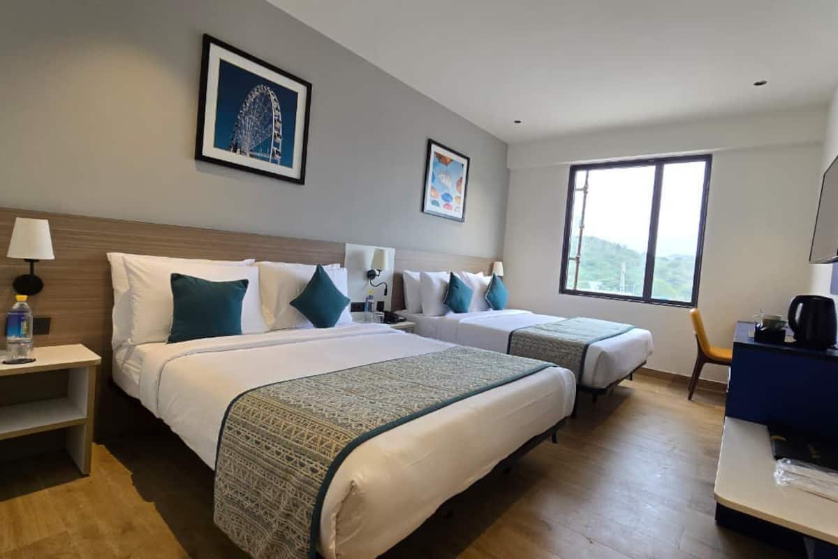 Quarto quádruplo família | Escrivaninha, Wi-Fi de cortesia