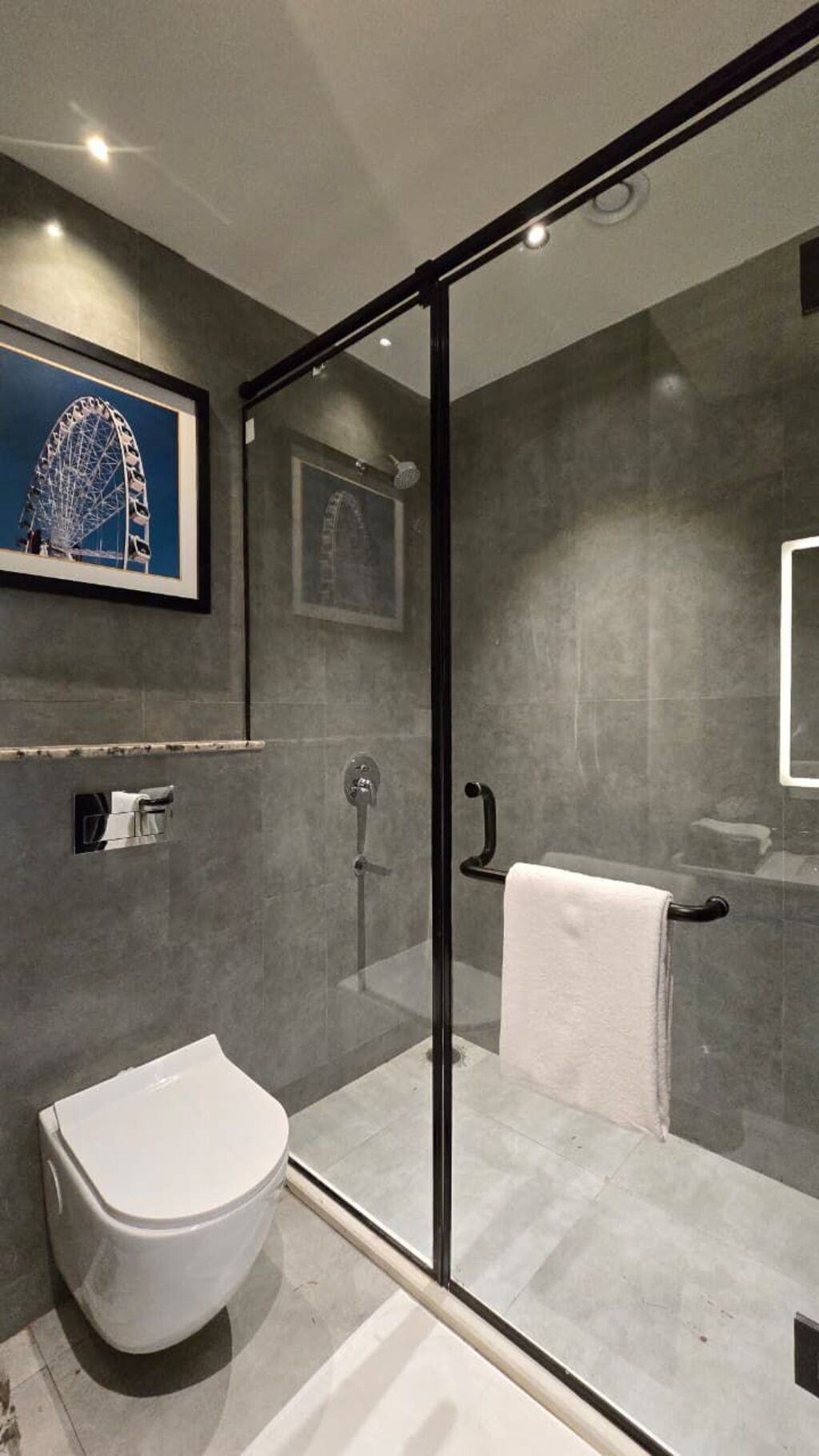 Ducha, artículos de tocador gratuitos, secador de pelo, toallas