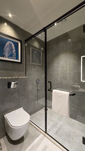 Chuveiro, produtos de toalete grátis, secador de cabelo