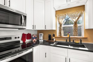 Private kitchen - Fabulous Hill Country Treehouse • Relaxing Stay with All Amenities (Lakehills)