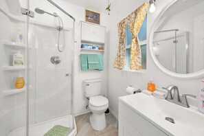 Regadera, toallas, papel de baño 