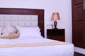 WiFi, bed sheets - Luxury Type 3-bedroom villa in perfect Unawatuna with cool AC comfort (Unawatuna)