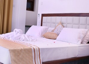 WiFi, bed sheets - Luxury Type 3-bedroom villa in perfect Unawatuna with cool AC comfort (Unawatuna)