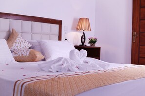 WiFi, bed sheets - Luxury Type 3-bedroom villa in perfect Unawatuna with cool AC comfort (Unawatuna)