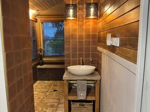 Hair dryer, towels, soap, toilet paper - "The Valley " Studio Kentucky. Set on a quiet country rd  with a divine outlook. (Kentucky)