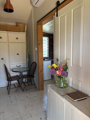 Dining - "The Valley " Studio Kentucky. Set on a quiet country rd  with a divine outlook. (Kentucky)