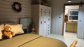 1 makuuhuone, silitysrauta/-lauta, vuodevaatteet