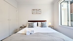 4 quartos, escrivaninha, ferros/tábuas de passar roupa