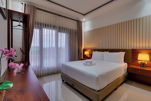 Vila, sacada, vista para a piscina | Cofres nos quartos, Wi-Fi de cortesia, roupa de cama