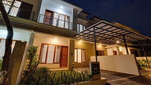 A modern two-story hotel with a covered entrance and a sign indicating room number 44. - Villa Taman Seminyak 44 - Seminyak (Seminyak)