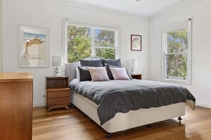 3 bedrooms, bed sheets - Driftwood ~ Spacious and Relaxing Beach House (Bendalong)