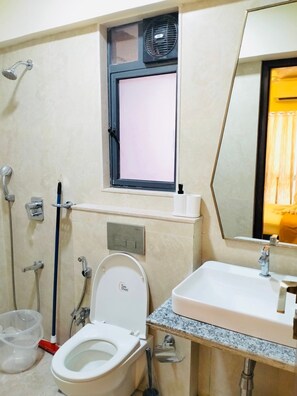 シャワー、タオル、石鹸、シャンプー