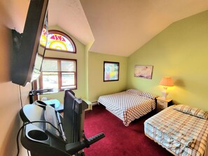 Tabla de planchar con plancha, acceso a internet y ropa de cama 