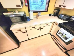 Private kitchen - Shawnee Ski Mountain View Jacuzzi Townhouse (East Stroudsburg)