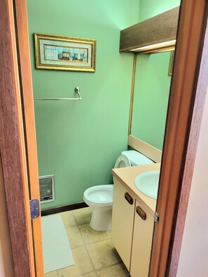 Bañera de hidromasaje, toallas, jabón y papel higiénico