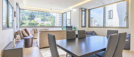 Apartment, 3 Bedrooms, Kitchen, City View | Interior