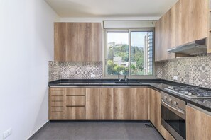 Apartamento, 3 habitaciones, cocina, vistas a la ciudad | Cocina privada | Frigorífico grande, microondas, horno y placa de cocina