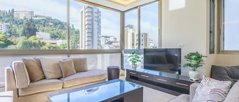 Leilighet, 3 soverom, kjøkken, byutsikt | Oppholdsområde | Smart-TV, Netflix og strømmetjenester