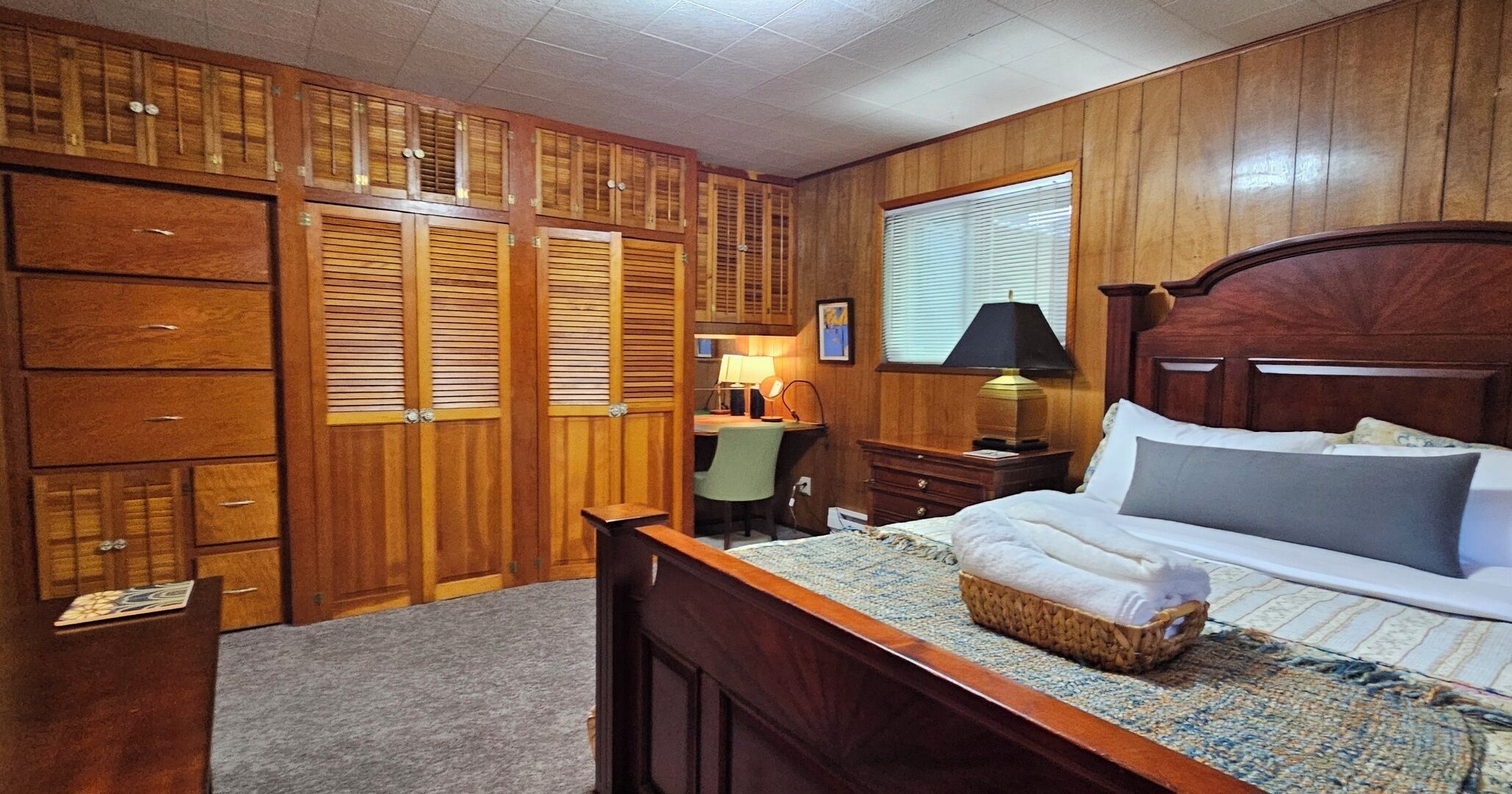 2 bedrooms, desk, WiFi, wheelchair access