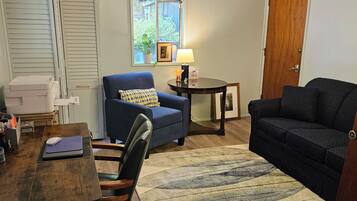 Téléviseur, foyer, livres, imprimante