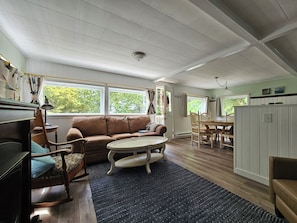 TV, fireplace, books, printers - Lovely Bluebird Cottage; 2 bdr, I bath, 1 office w full pullout. Onsite parking! (Camano)