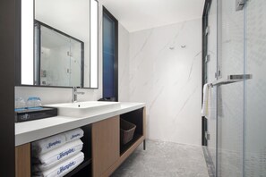 Superior Double Room, City View | Bathroom | Shower, hair dryer, towels, soap - Hampton by Hilton Chongqing jiefangbei (Chongqing)