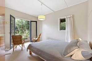 2 bedrooms, bed sheets - Elanora ~ Original Beach Cottage (Bendalong)
