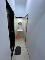 Deluxe Room | Bathroom | Shower, towels, soap, toilet paper