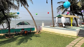 Deluxe Room | Outdoor dining