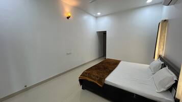 Deluxe Room | Desk, laptop workspace, free WiFi