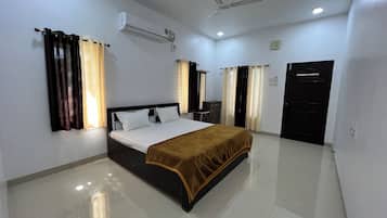 Deluxe Room | Desk, laptop workspace, free WiFi