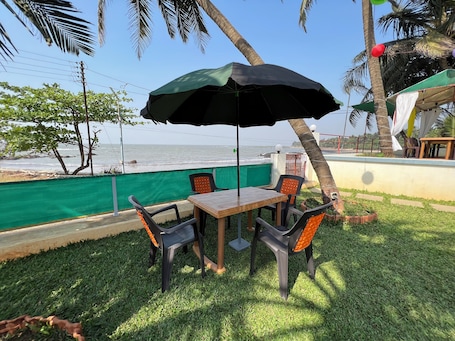 Restaurante al aire libre. Iira Stays Ocean Bliss