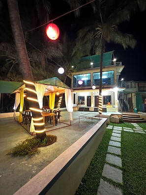 Outdoor dining - Iira Stays Ocean Bliss (Alibag)