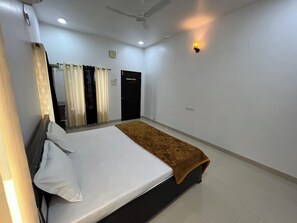 Kamar Deluks | Meja kerja, ruang kerja ramah laptop, dan Wi-Fi gratis