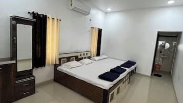 Deluxe Room | Desk, laptop workspace, free WiFi