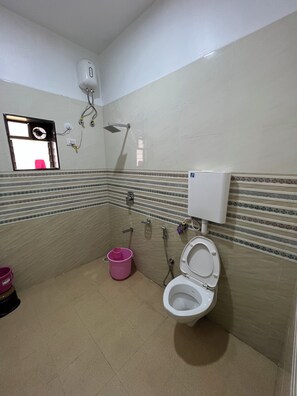 Habitació Deluxe | Bany | Dutxa, tovalloles, sabó i paper higiènic 