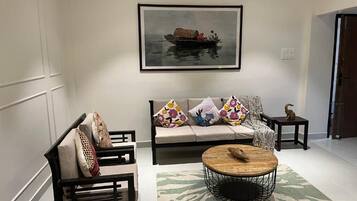 Executive Apartment, Balcony, Partial Lake View | Living area