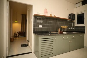 Executive Apartment, Balcony, Partial Lake View | Private kitchen | Shared fridge, stovetop, cookware/dishes/utensils