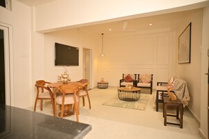 Executive Apartment, Balcony, Partial Lake View | Interior