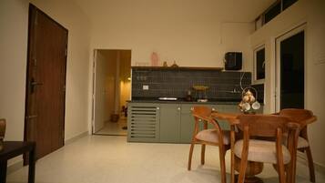 Executive Apartment, Balcony, Partial Lake View | Dining