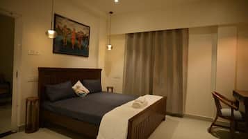 Executive-Apartment, Balkon, eingeschränkter Seeblick | Zimmersafe, laptopgeeigneter Arbeitsplatz, Verdunkelungsvorhänge