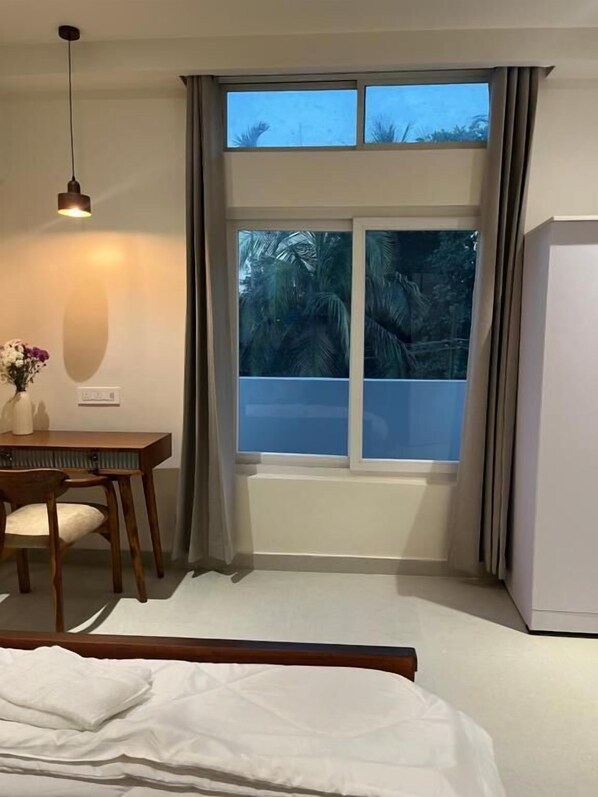 Departamento ejecutivo, balcón, vista parcial al lago | Caja de seguridad en la habitación y espacio para trabajar con laptop