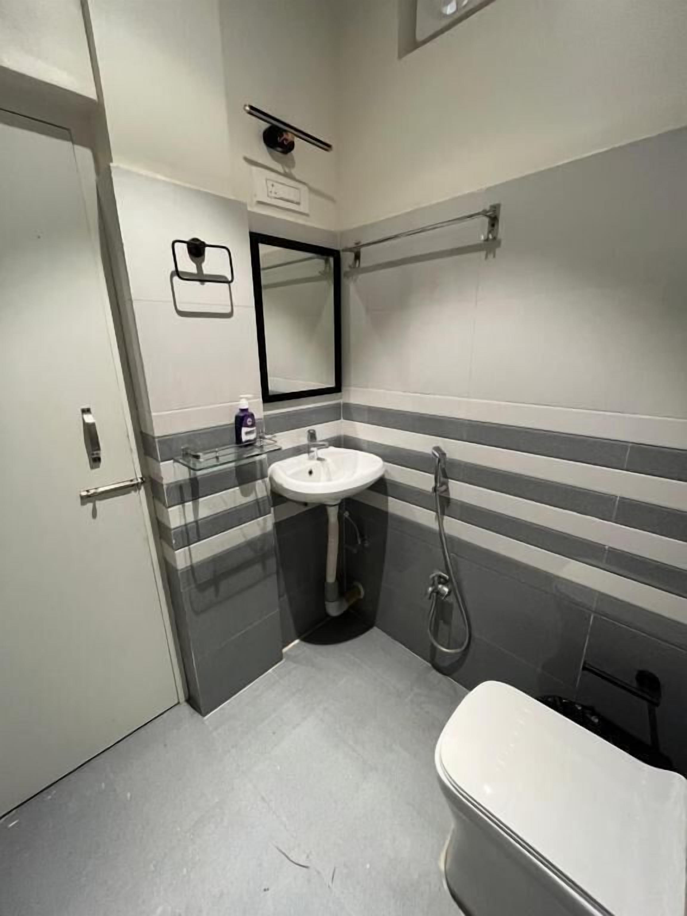 Ducha, artículos de tocador gratuitos, pantuflas, toallas